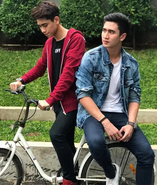 Verrell Bramasta selalu tampak kece dalam balutan busananya yang up-to-date. /©instagram.com/bramastavrl