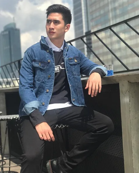 Bergaya di hadapan kamera, Verrell Bramasta pamerkan gaya berbusana yang stylish. /©instagram.com/bramastavrl