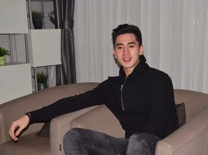 Meski tak ada persiapan khusus, Verrel dan keluarga tetap memakai baju kembar saat Lebaran. © KapanLagi.com/Bayu Herdianto