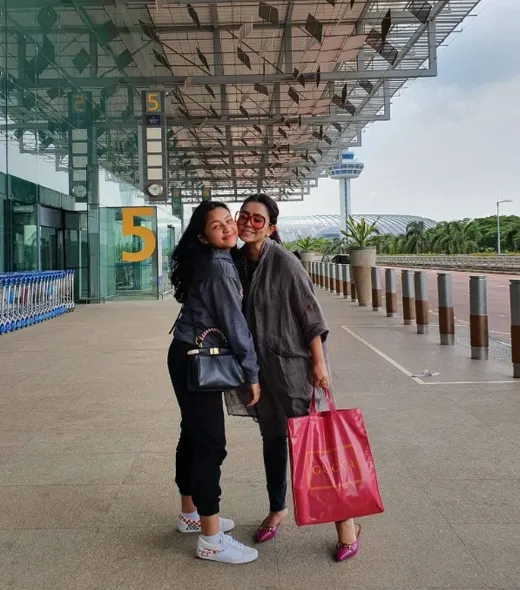 Instagram @mayangsaritrihatmodjoreal