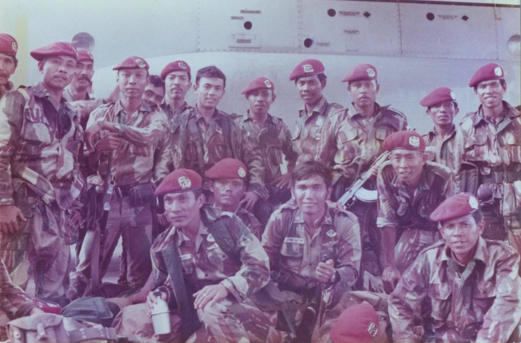 Pasukan Kopassus yang bertugas untuk memukul mundur tentara Fretilin di Timor Leste © kisahtimortimur.wordpress.com