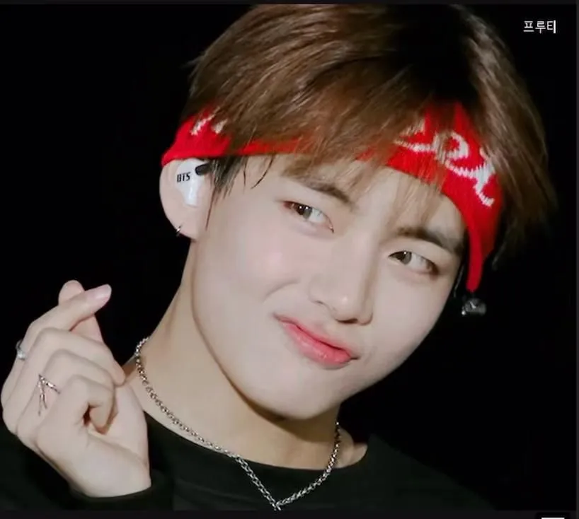 [VOTE HERE] Foto Finger Heart dari V BTS yang Bentuknya Sekilas Seperti