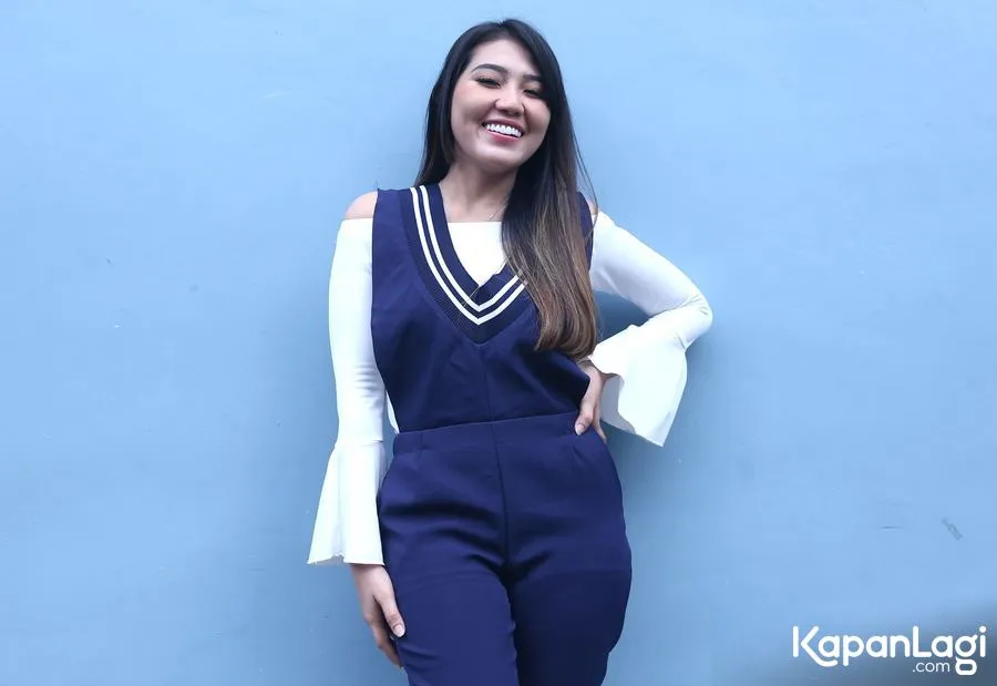 Via Vallen selalu khas dengan rambut panjangnya.