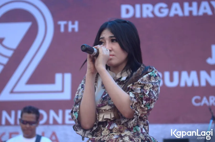 Kostum Via Vallen di atas panggung selalu menarik.   