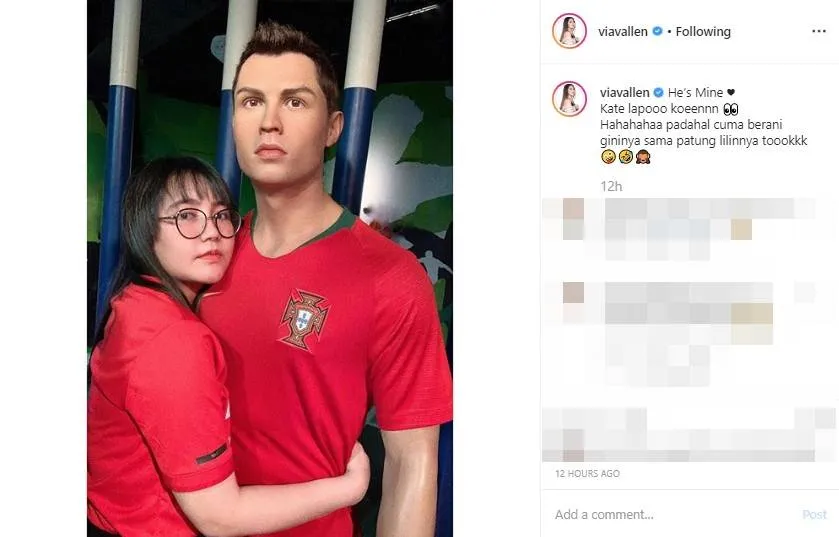 Via Vallen peluk patung Christiano Ronaldo. (credit: Instagram.com/viavallen)