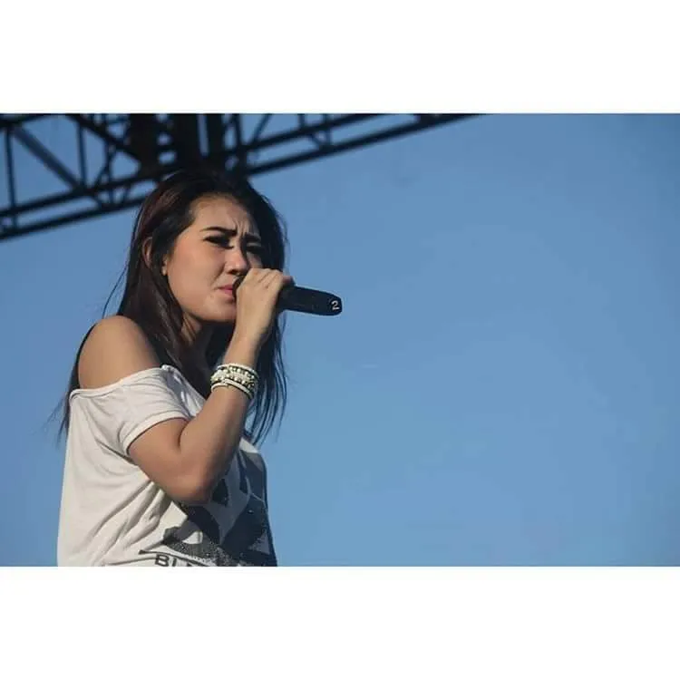 Mencintai musik dangdut sejak SMP, Via Vallen tidak menutup telinga dari genre musik lainnya © www.facebook.com/Via-Vallen-156802971014286