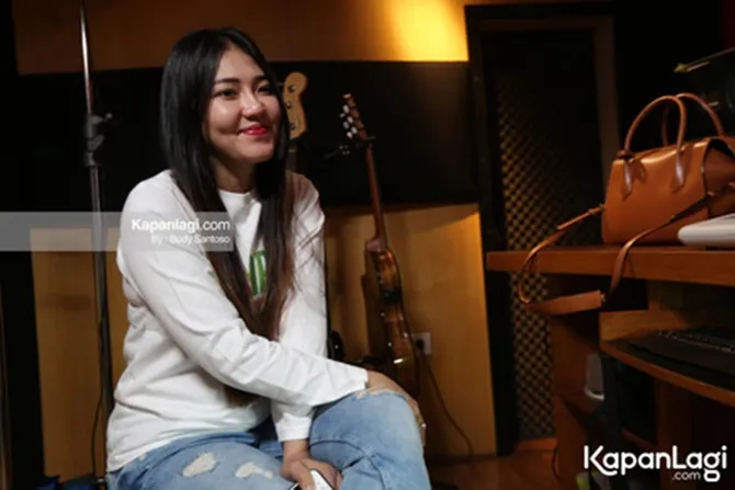 Via Vallen mengaku dirinya adalah fans Slank dan sering membawakan lagu-lagu mereka.
