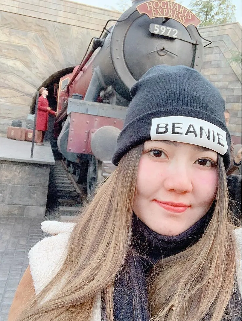 Via Vallen saat liburan di Universal Studio Jepang credit: instagram.com/viavallen