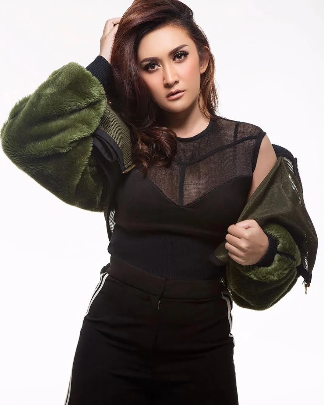 Nafa Urbach sejak dulu memang dikenal dengan look-nya yang ber-kharisma. Credit: via instagram.com/nafaurbach