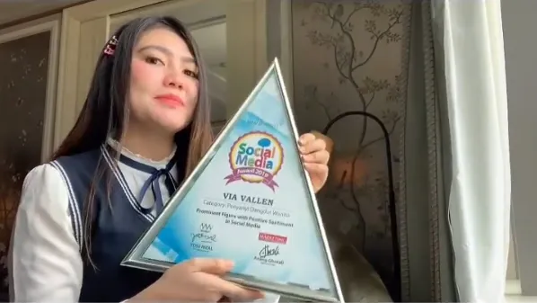 Via Vallen raih penghargaan ©instagram.com/viavallen