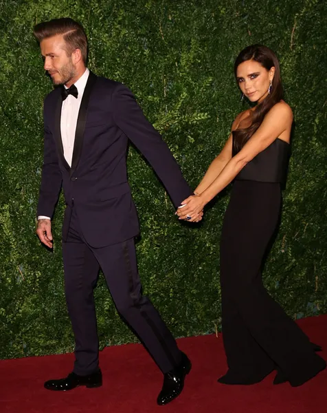 Victoria gandeng mesra David di atas red carpet @ dailymail.co.uk