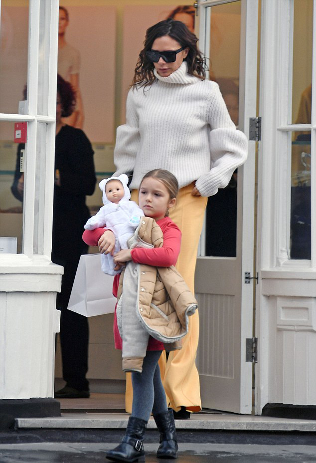 Harper temani ibunya shopping © dailymail.co.uk