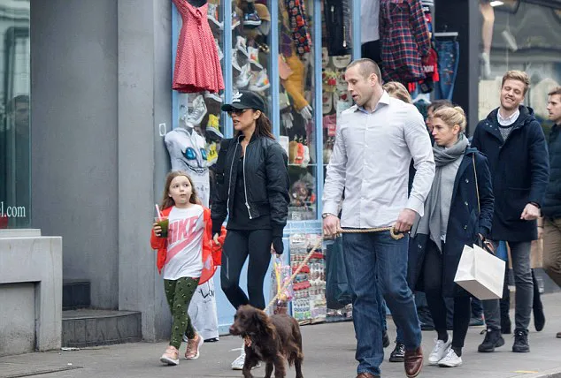 Harper jalan-jalan santai dengan sang ibu © FameFlynet/dailymail.co.uk