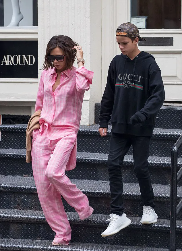 Tanpa Brooklyn, Romeo senantiasa mengantarkan sang ibu © dailymail.co.uk