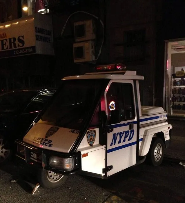 Polisi menyelediki lokasi kejadian @ dailymail.co.uk