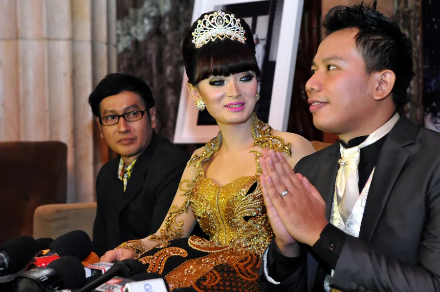Vicky disebut memiliki seorang anak laki-laki berusia 3 tahun dari hubungannya dengan Corrine.