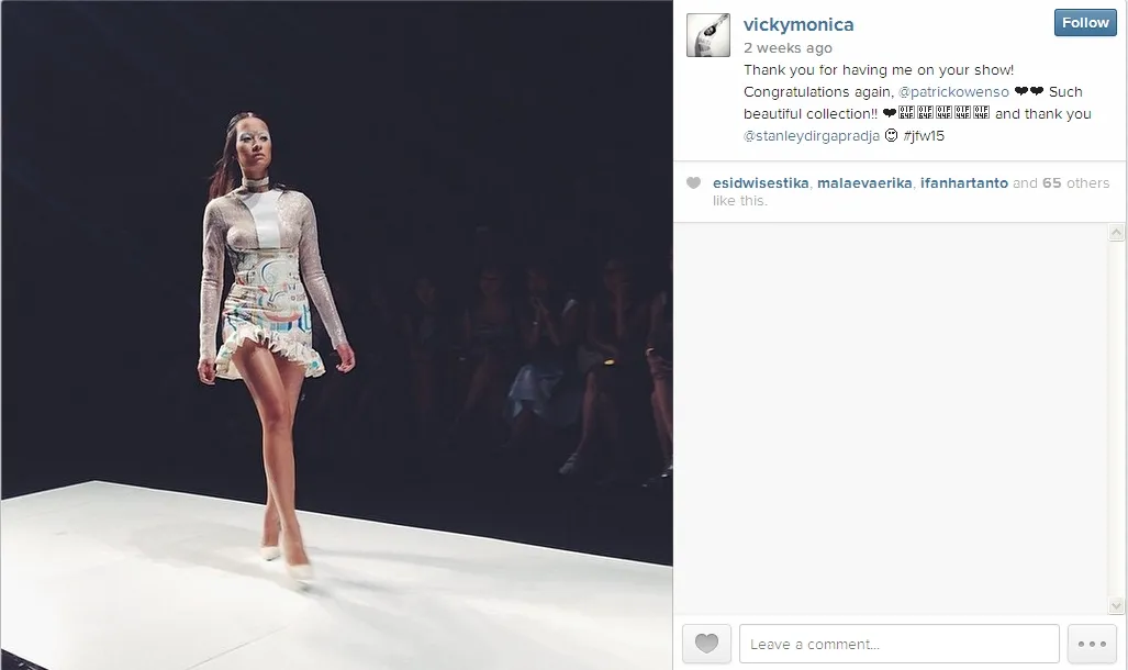 2 minggu lalu, Vicky mengunggah sebuah foto saat berjalan di atas catwalk. / Vicky Monica Official Instagram