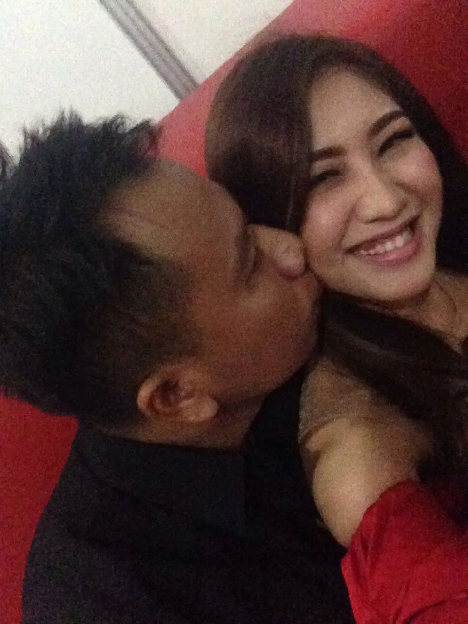 Beredar Foto Ciuman, Apa Hubungan Vicky Prasetyo dan 