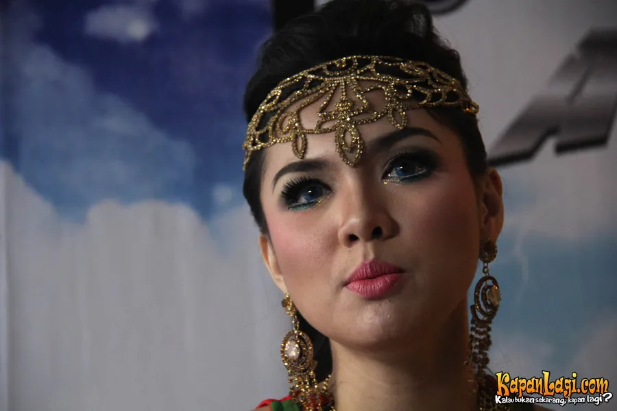 Vicky Shu berdoa minta jodoh di tanah suci Mekkah.