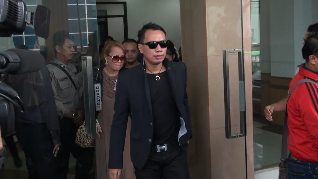 Vicky Prasetya kembali masuk penjara setelah keluar untuk beberapa saat. ©KapanLagi.com®