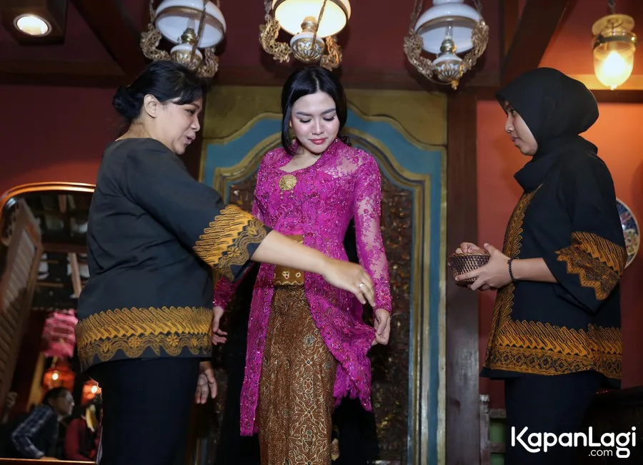 Persiapan pernikahan Vicky tinggal fitting baju © KapanLagi.com®/Muhammad Akrom Sukarya