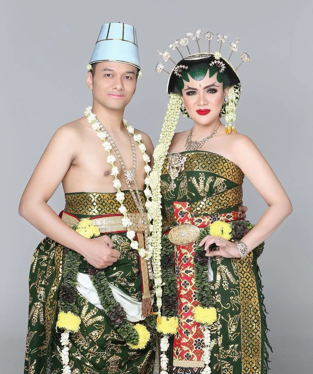 Vicky dan Ade menikah dengan adat Jawa / Credit: @vickyshu