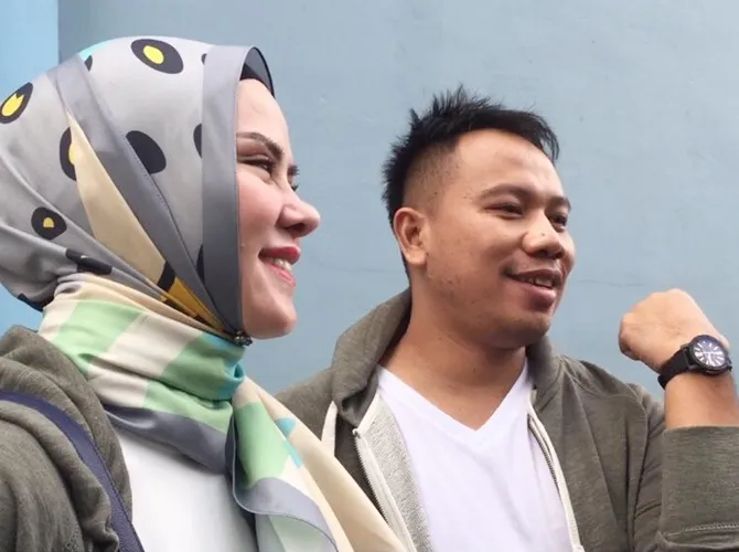 Vicky memamerkan kado jam tangan dari Angel Lelga. © KapanLagi.com/Adi Abbas Nugroho