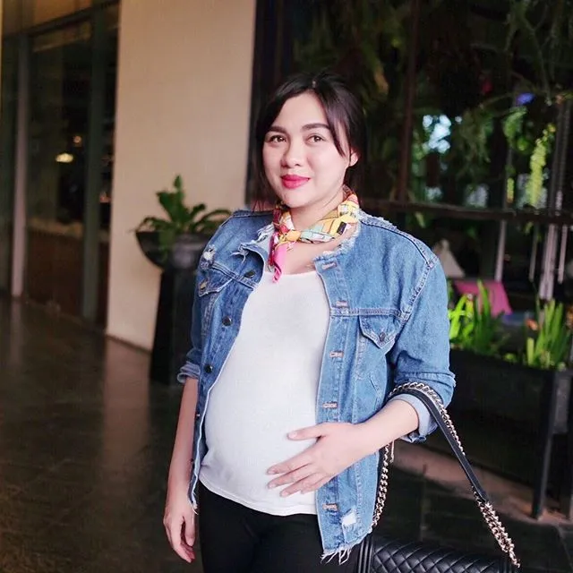 Berbahagia, Vicky Shu tengah hamil anak pertama. Credit: via instagram.com/vickyshu
