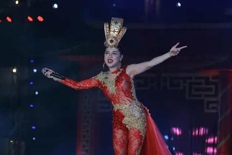 Vicky Shu ketika tampil pada perayaan ulang tahun Dewa Kwang Sing Tee Koan ©KapanLagi.com/Sahal Fadhli