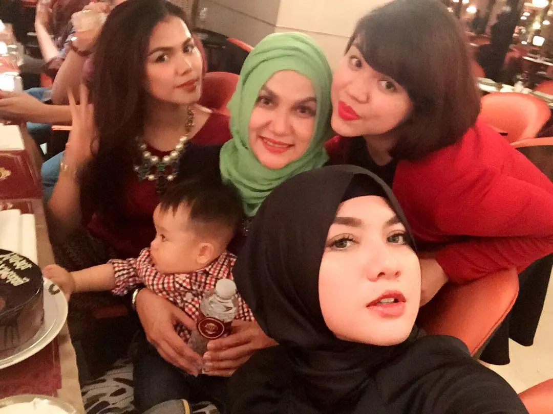 Vicky berhijab, cantik? © Instagram/vickyshu