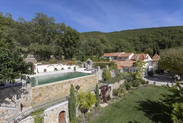 Mansion David dan Victoria Beckham dijual 'murah' @ Dailymail.co.uk/knightfrank
