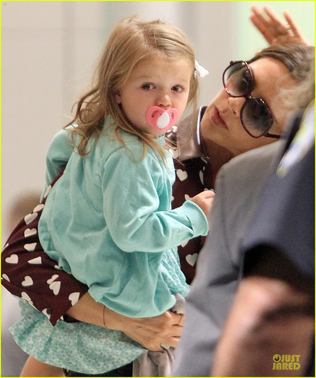 Victoria saat bersama putrinya yang lucu. | Foto: Justjared.com