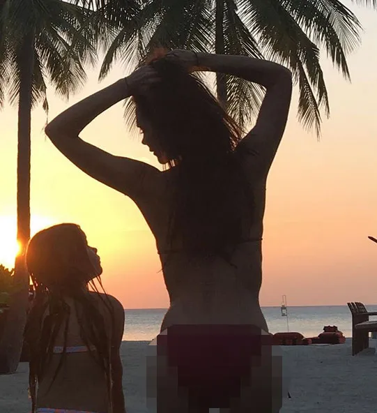 Victoria dan Harper Beckham pose cantik di pantai © Instagram.com/davidbeckham