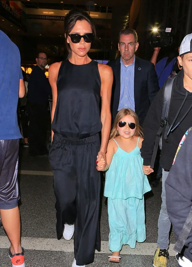 Harper Beckham tampil lucu dan stylish © Dailymail.co.uk