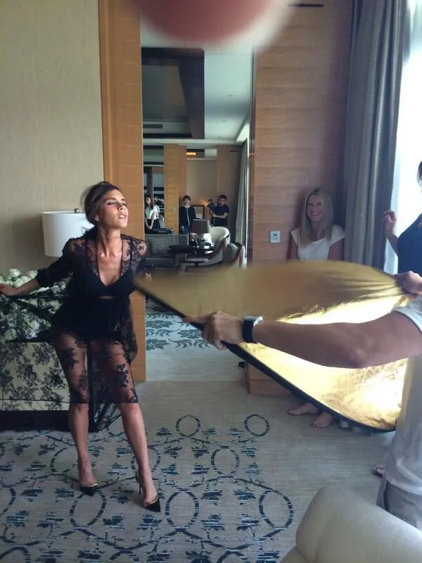 Victoria Beckham kepanasan @ Twitter/VictoriaBeckham
