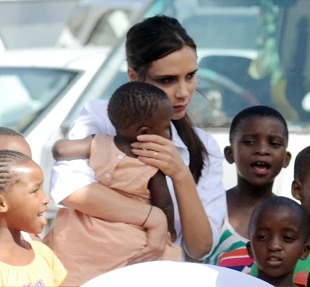 Victoria Beckham dan anak-anak Afrika @ dailymail.co.uk