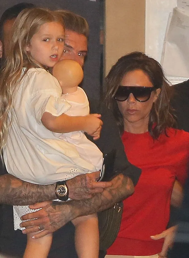 David Beckham, ajak makan istri dan dua anaknya, Romeo - Harper via Dailymail.co.uk