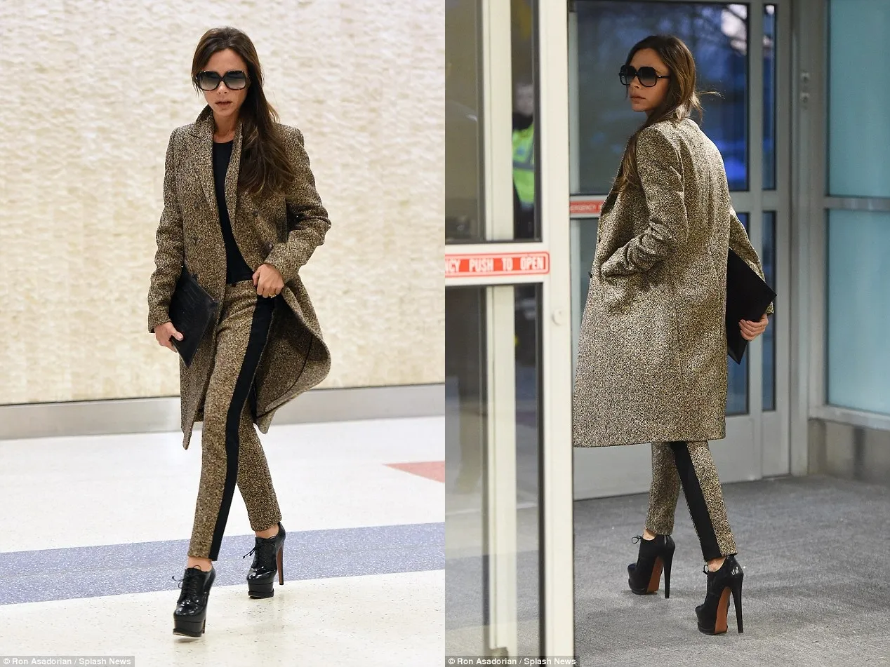 Victoria Beckham modis di bandara. ©Splash News via Dailymail