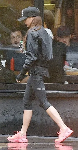 Kehadiran dan penampilan Victoria yang sporty jadi perhatian pengunjung restoran  © dailymail.co.uk/fameflynet