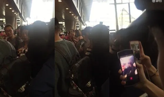 Victoria membantu seorang turis Korea di China sebagai penerjemah. © netizenbuzz.com