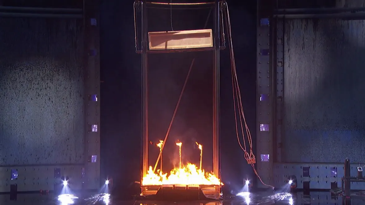 Box kayu tempat Demian dikunci tersangkut © Youtube/America Got Talent