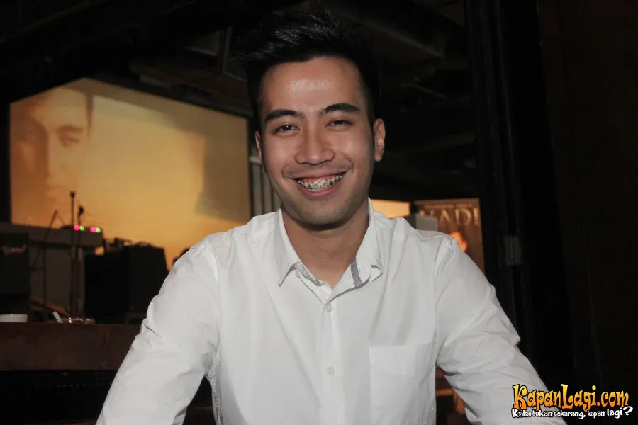 Vidi Aldiano tidak datang sendirian di resepsi pernikahan Raffi Ahmad.