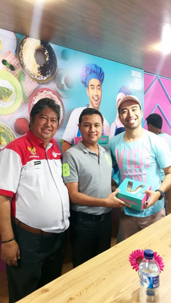 Vidi Aldiano ingin kuenye menjadi oleh-oleh khas yang kekinian dari Surabaya © KapanLagi.com/Sahal Fadli