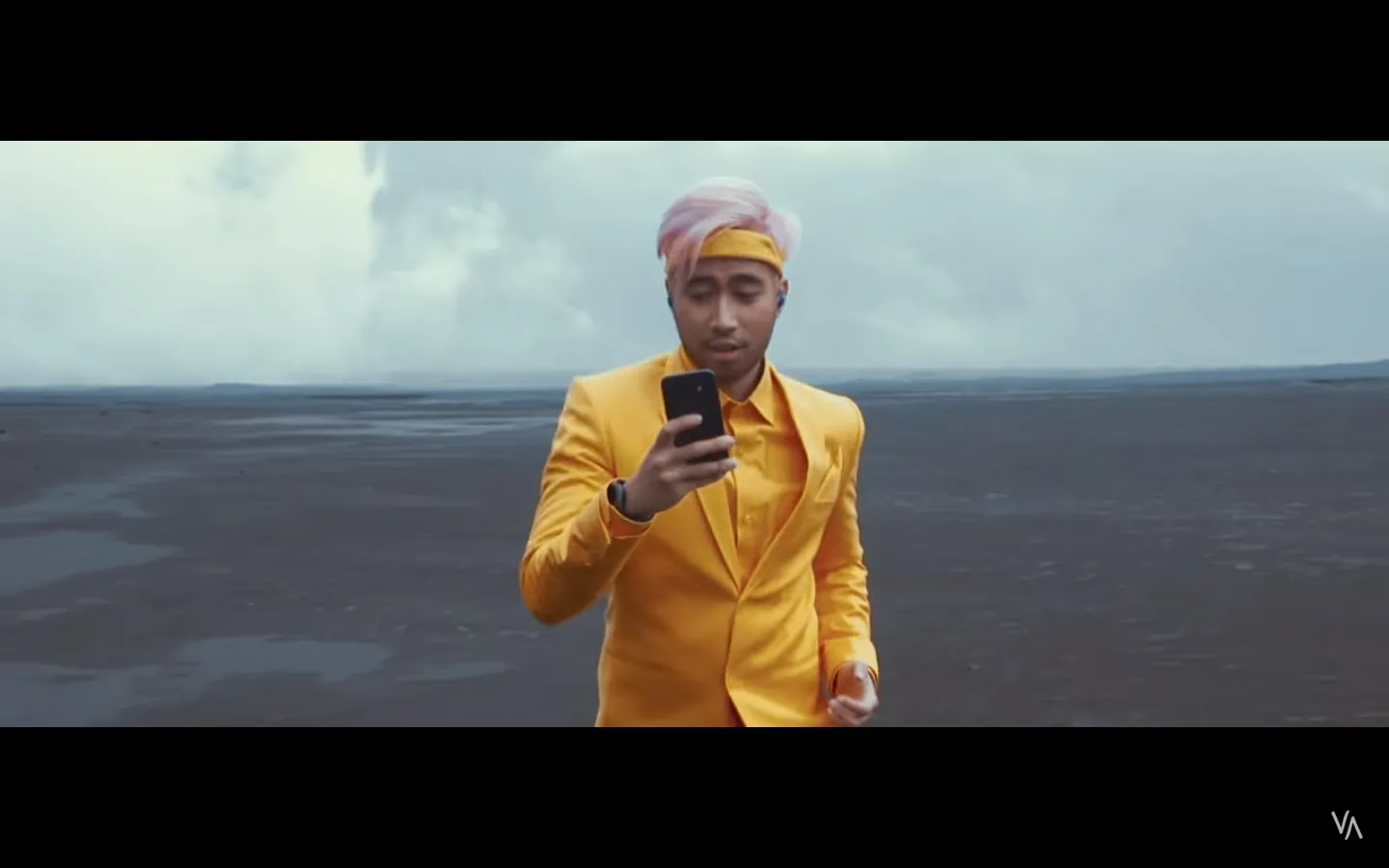 Vidi Aldiano rilis music video 'Definisi Bahagia' dengan konsep yang berbeda © YouTube/Vidi Aldiano