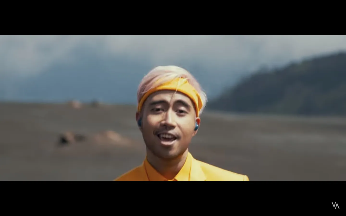 Music Video 'Definisi Bahagia' lebih banyak melibatkan teman-teman Vidi Aldiano sendiri ©  YouTube/Vidi Aldiano