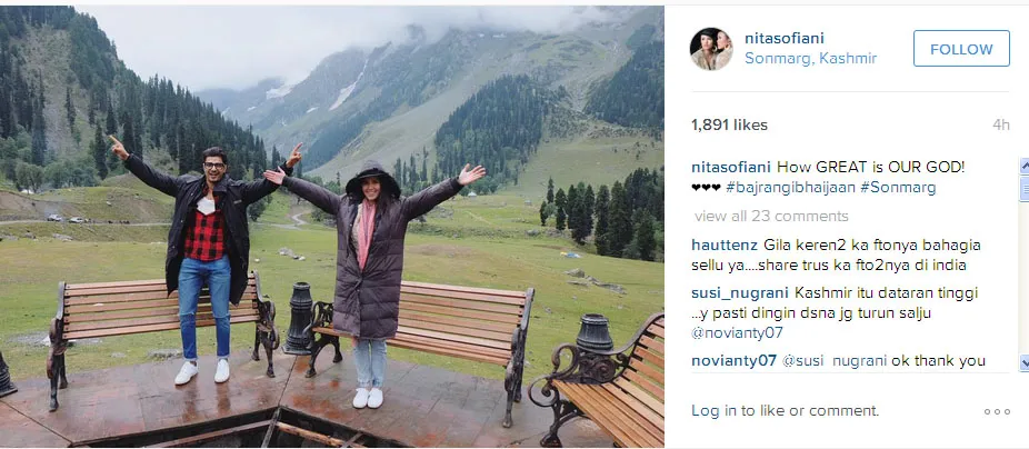 Ini dia pose bahagia Vin dan Nita saat berada di Sonmarg, Kashmir © Instagram.com/nitasofiani