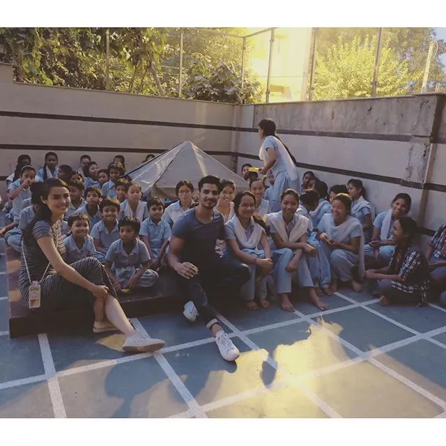 Nita Sofiani dan Vin Rana berpose bareng anak panti asuhan di New Delhi © Instagram.com/nitasofiani