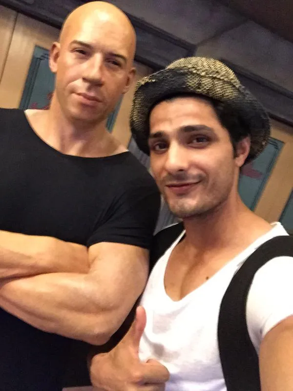 Ini dia wajah sumringah Vin Rana saat pose di samping patung Vin Diesel @twitter.com/vinrana1986