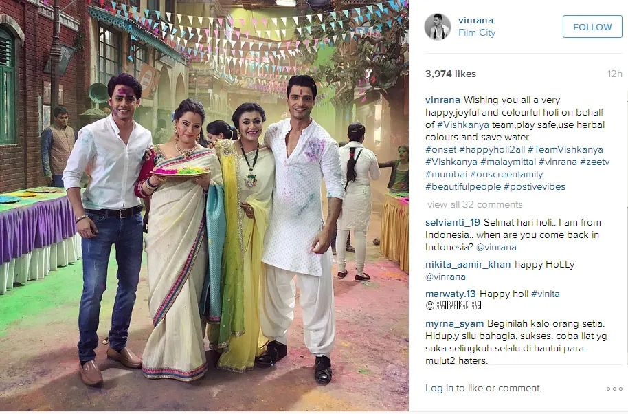 Tak sendirian, ia juga merayakan holi bareng lawan mainnya © Instagram.com/vinrana