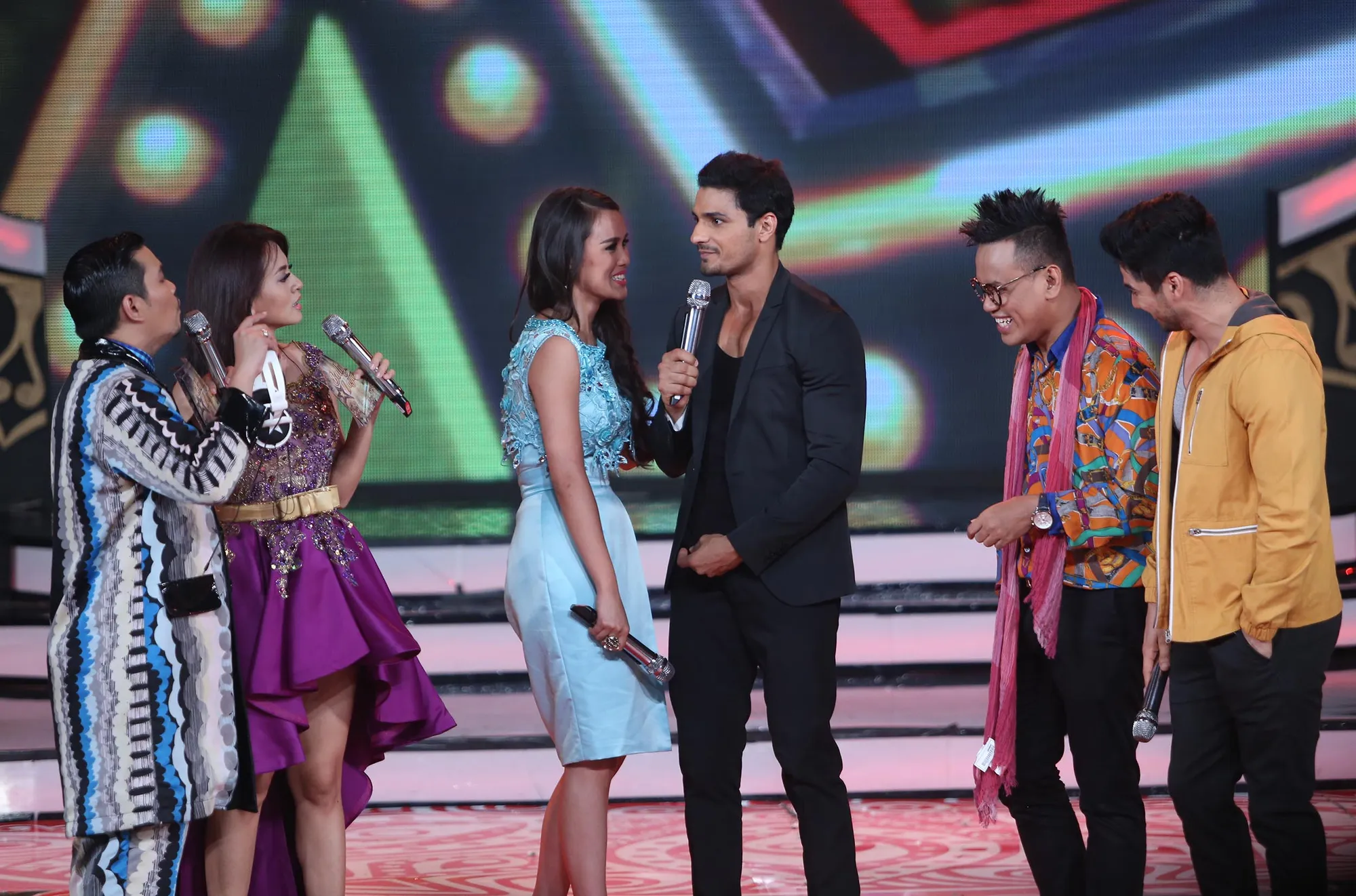 Ini dia momen mesra nan manja Nita Sofiani dan Vin Rana saat ditanya mengenai hubungan mereka di acara Bolly Star Vaganza, Minggu (19/3) @KapanLagi.com®/Budy Santoso
